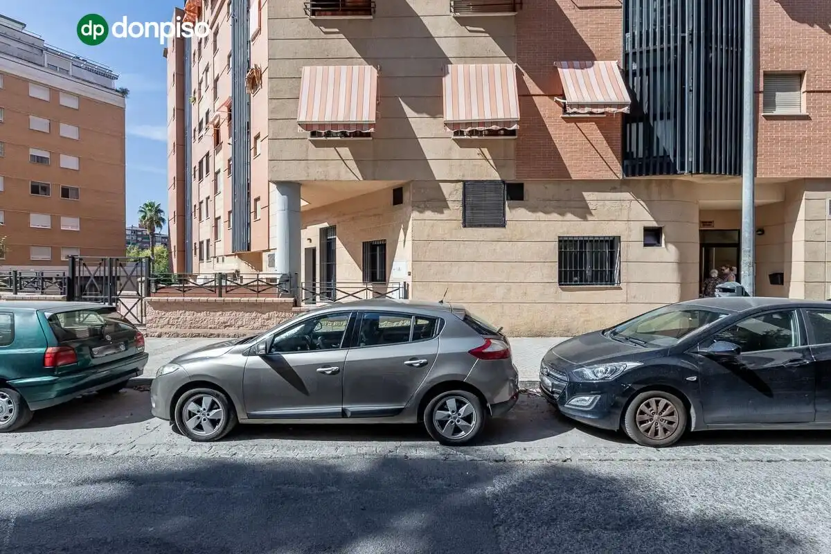 Parkplatz von Erdgeschoss zum Verkauf in Granada mit Klimaanlage, Heizung und Möbliert