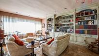 Living room of Flat to rent in  Madrid Capital  with Air Conditioner, Heating and Parquet flooring
