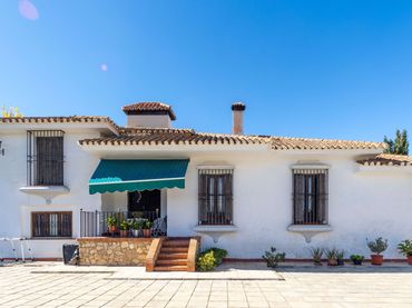 House with pool for sale in Guadix