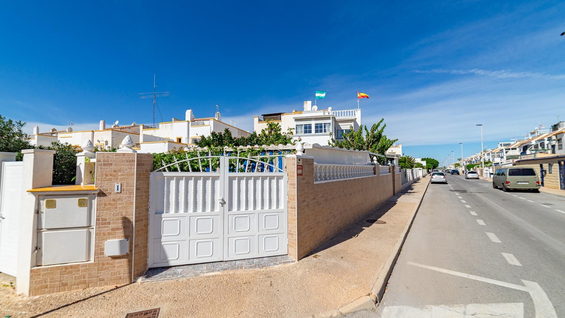 Vista exterior de Casa o xalet en venda en Torrevieja amb Jardí privat i Moblat