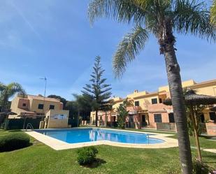 Vista exterior de Casa o xalet de lloguer en Islantilla amb Terrassa