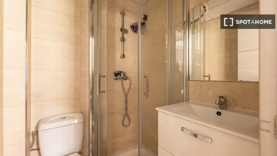 Bany de Apartament per a compartir en Madrid amb Aire condicionat, Terrassa i Moblat