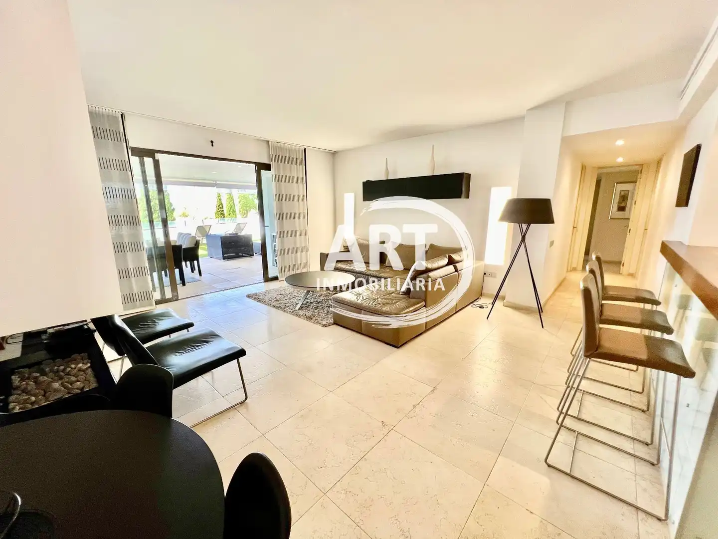 Sala d'estar de Apartament en venda en Benahavís amb Aire condicionat, Calefacció i Jardí privat