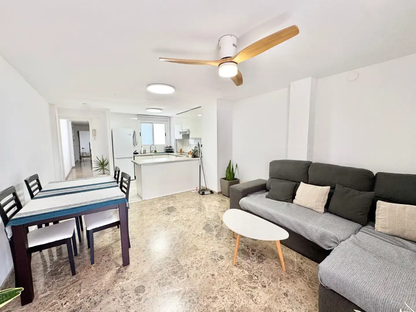 Sala de estar de Ático de alquiler en Torrevieja con Aire acondicionado, Terraza y Amueblado