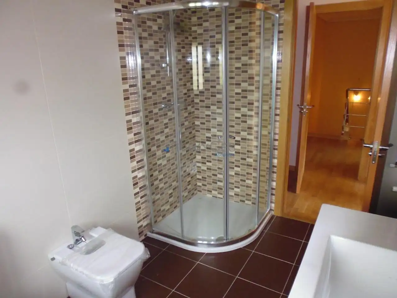 Badezimmer von Einfamilien-Reihenhaus zum Verkauf in Baiona mit Heizung, Privatgarten und Parkett