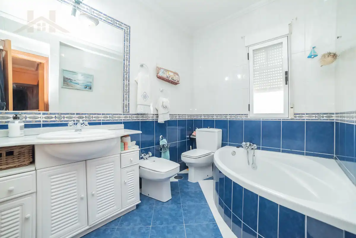 Bathroom of Houses for sale in Arroyomolinos (Madrid)  with Air Conditioner, Heating and Private garden