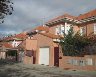 Vista exterior de Casa adosada de lloguer en Villaviciosa de Odón amb Calefacció, Jardí privat i Parquet