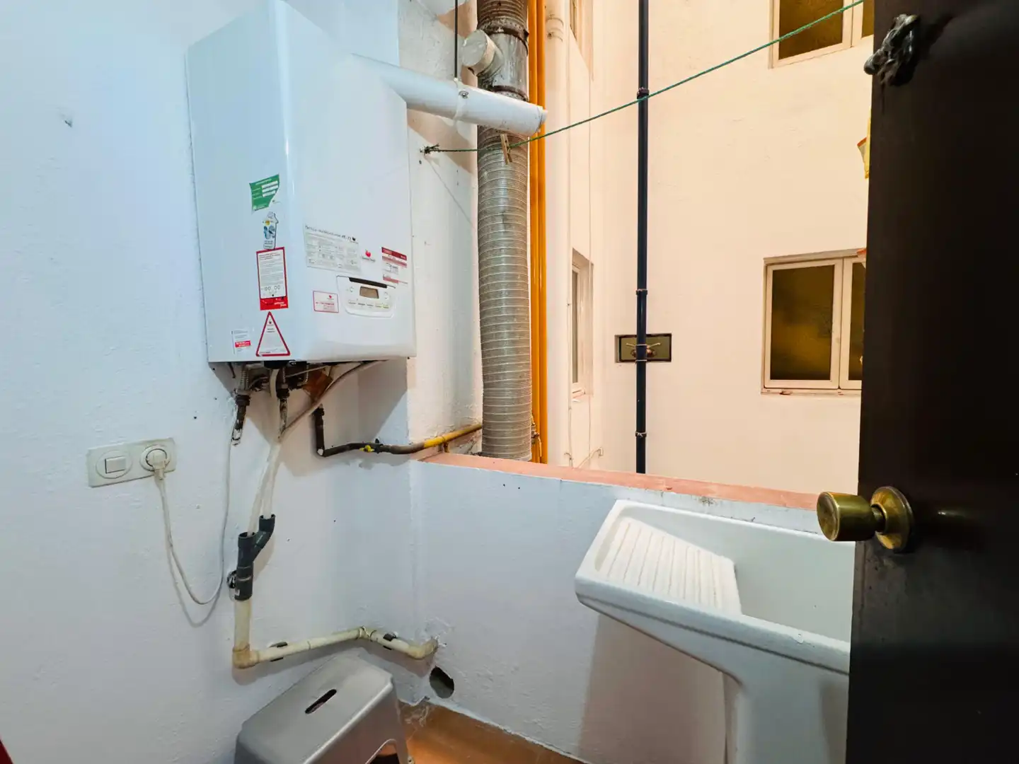 Bathroom of Flat for sale in Girona  with Air Conditioner, Heating and Terrace