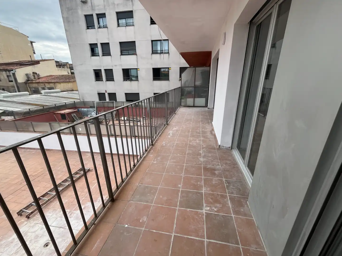 Terrasse von Wohnung zum Verkauf in Salt mit Klimaanlage, Heizung und Parkett
