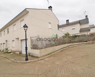 Vista exterior de Casa adosada en venda en Albares amb Terrassa