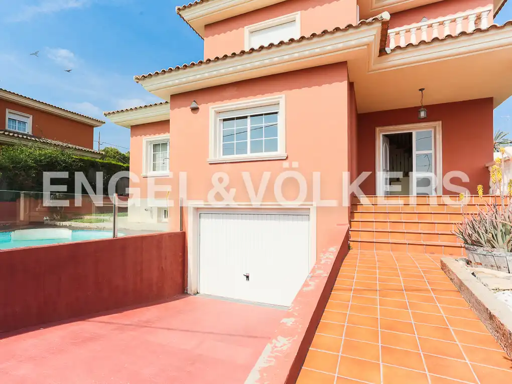 Vista exterior de Casa o xalet en venda en Paterna amb Aire condicionat, Calefacció i Jardí privat