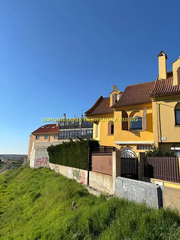 Vista exterior de Casa adosada en venta en Salamanca con Calefacción y Jardín privado
