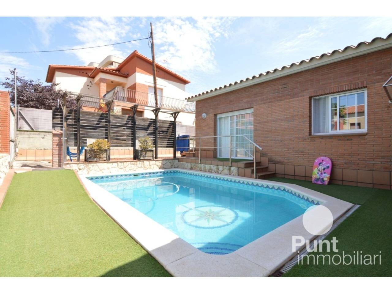 Exterior view of House or chalet for sale in Premià de Mar  with Air Conditioner, Heating and Private garden