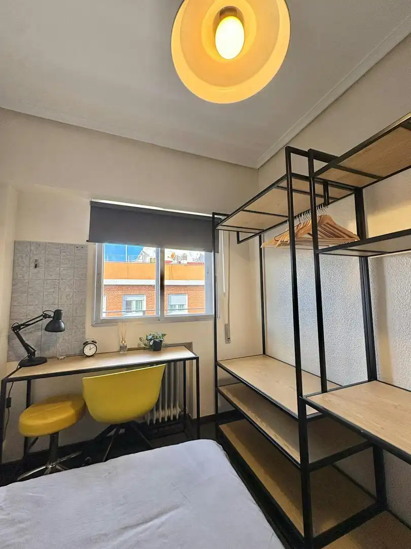Bedroom of Flat for share in Madrid  with Heating, Furnished and Washing machine