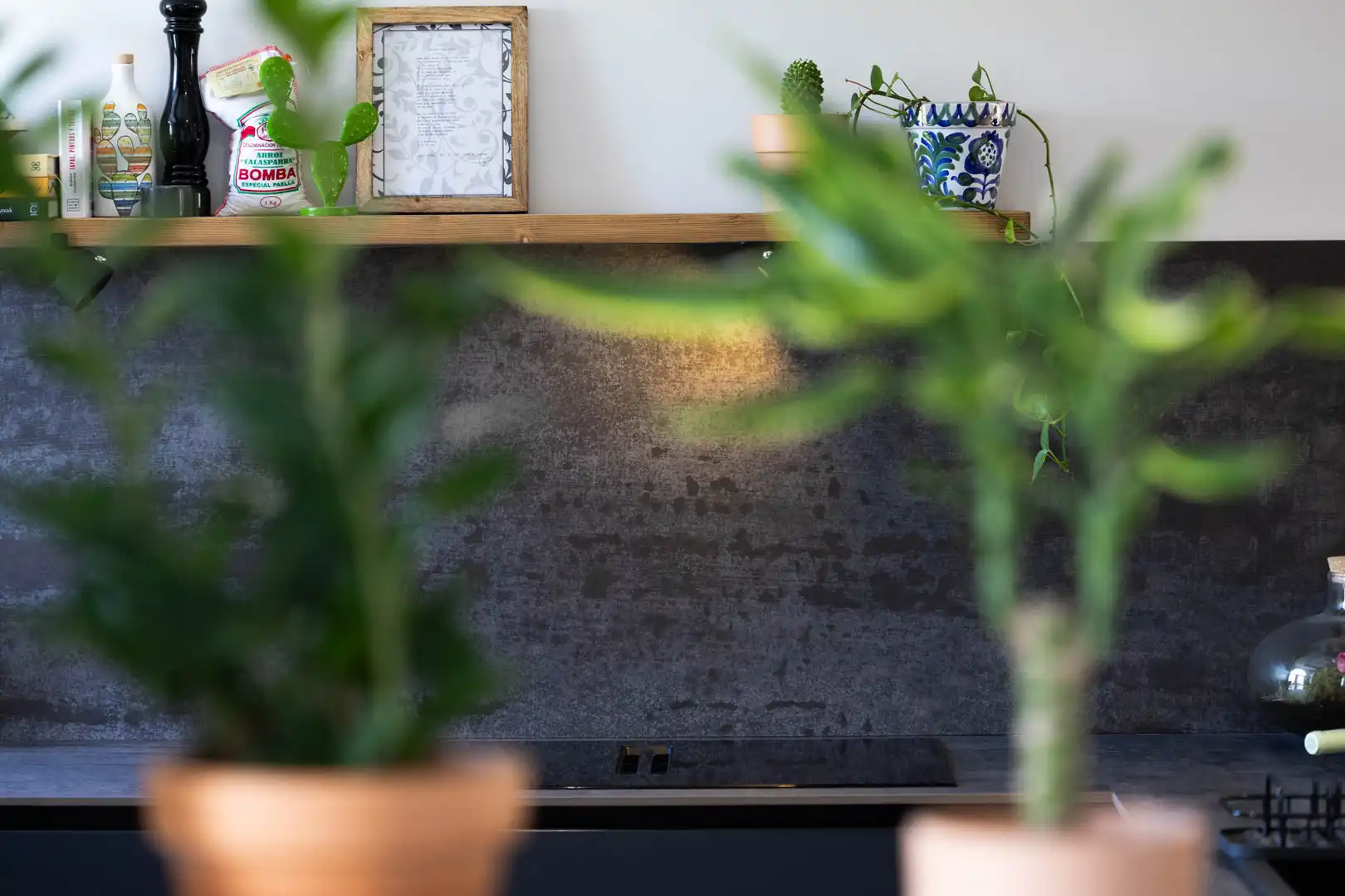 Wohnzimmer von Erdgeschoss zum Verkauf in Sotogrande mit Klimaanlage, Privatgarten und Terrasse