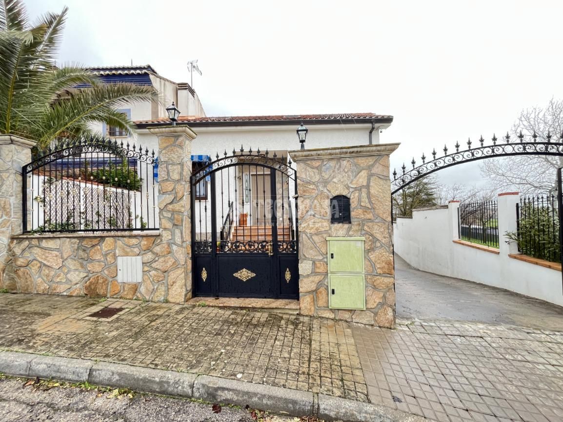 Exterior view of Single-family semi-detached for sale in Torres de la Alameda