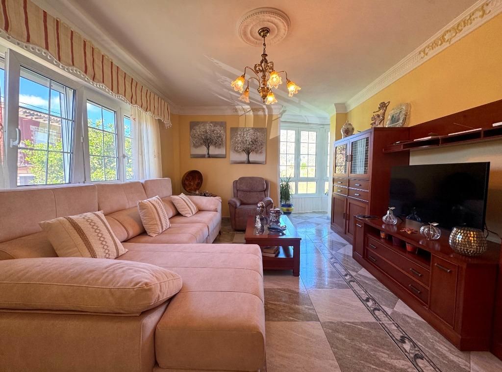 Sala d'estar de Casa o xalet en venda en San Felices de Buelna amb Calefacció, Jardí privat i Terrassa