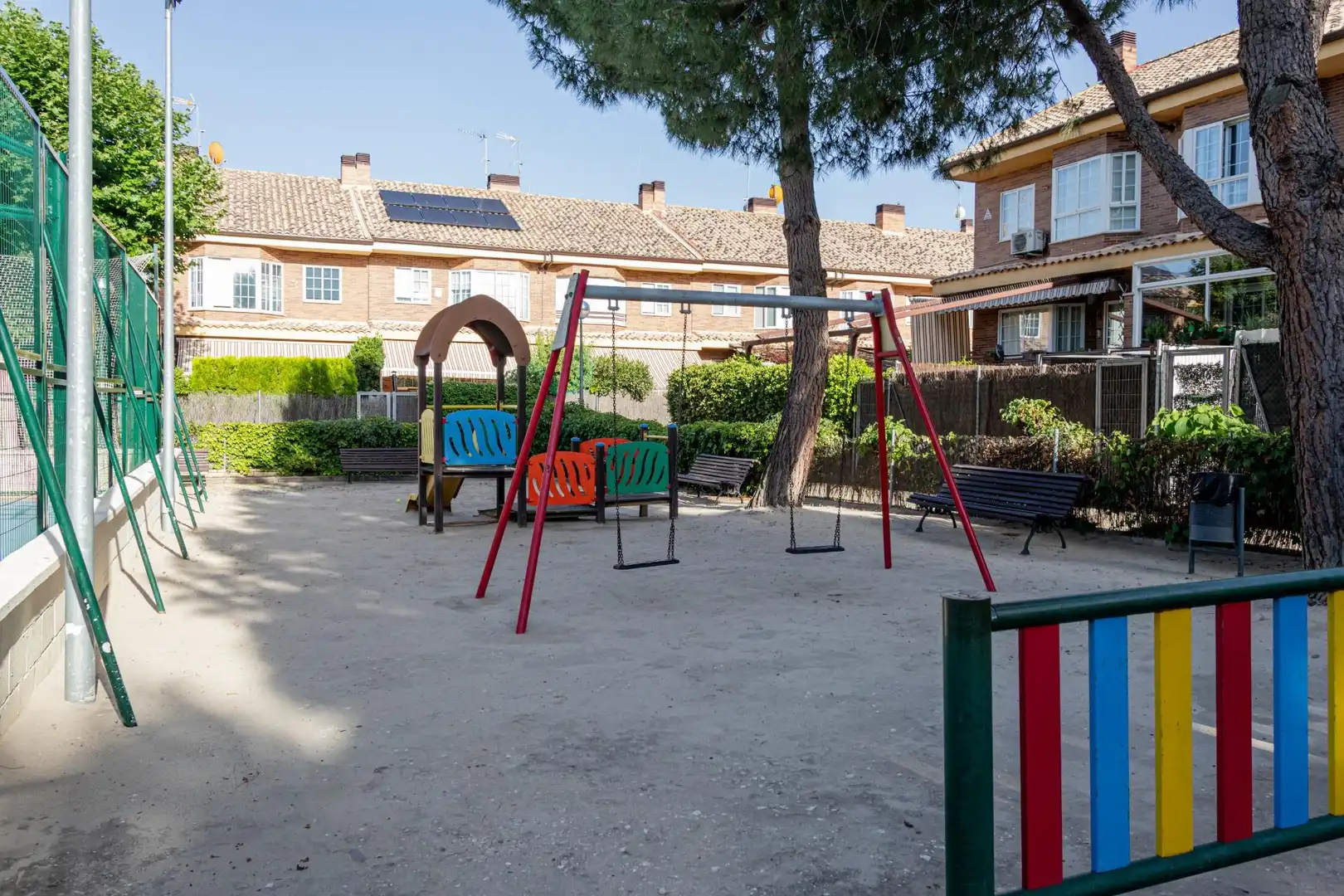 Vista exterior de Casa adosada en venda en Valdemoro amb Calefacció, Traster i Piscina comunitària
