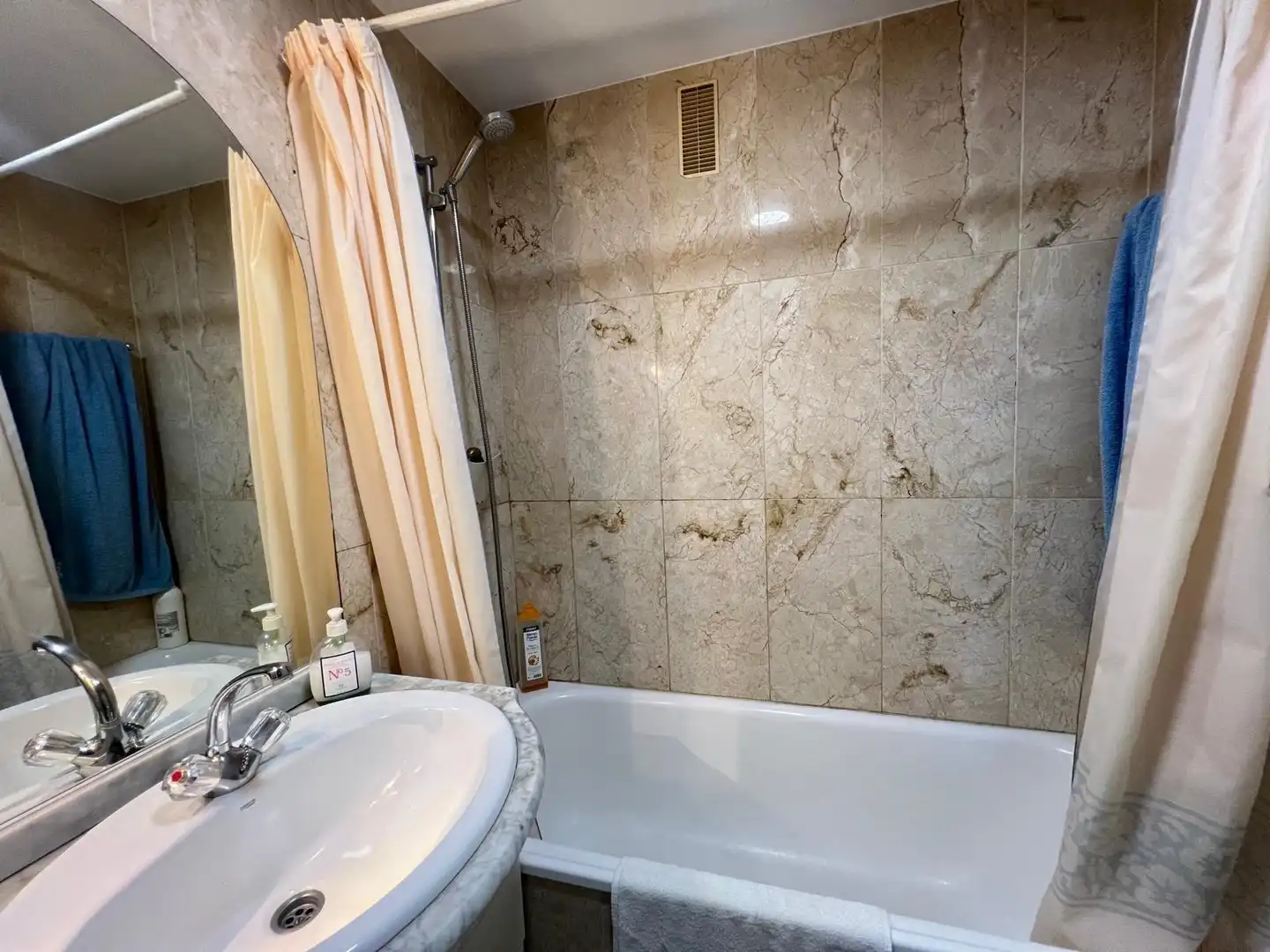 Bathroom of Flat for rent in Nueva Andalucía