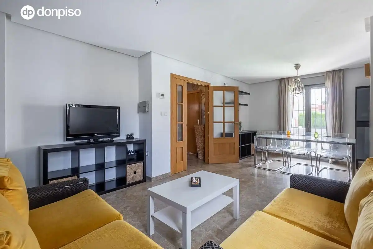 Sala de estar de Casa adosada en venta en Jun con Calefacción, Terraza y Trastero