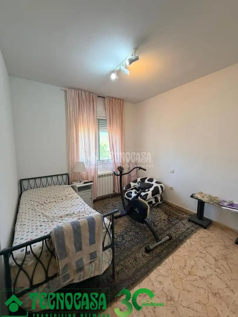 Habitación de Casa adosada en venta en Albarreal de Tajo con Aire acondicionado y Jardín privado