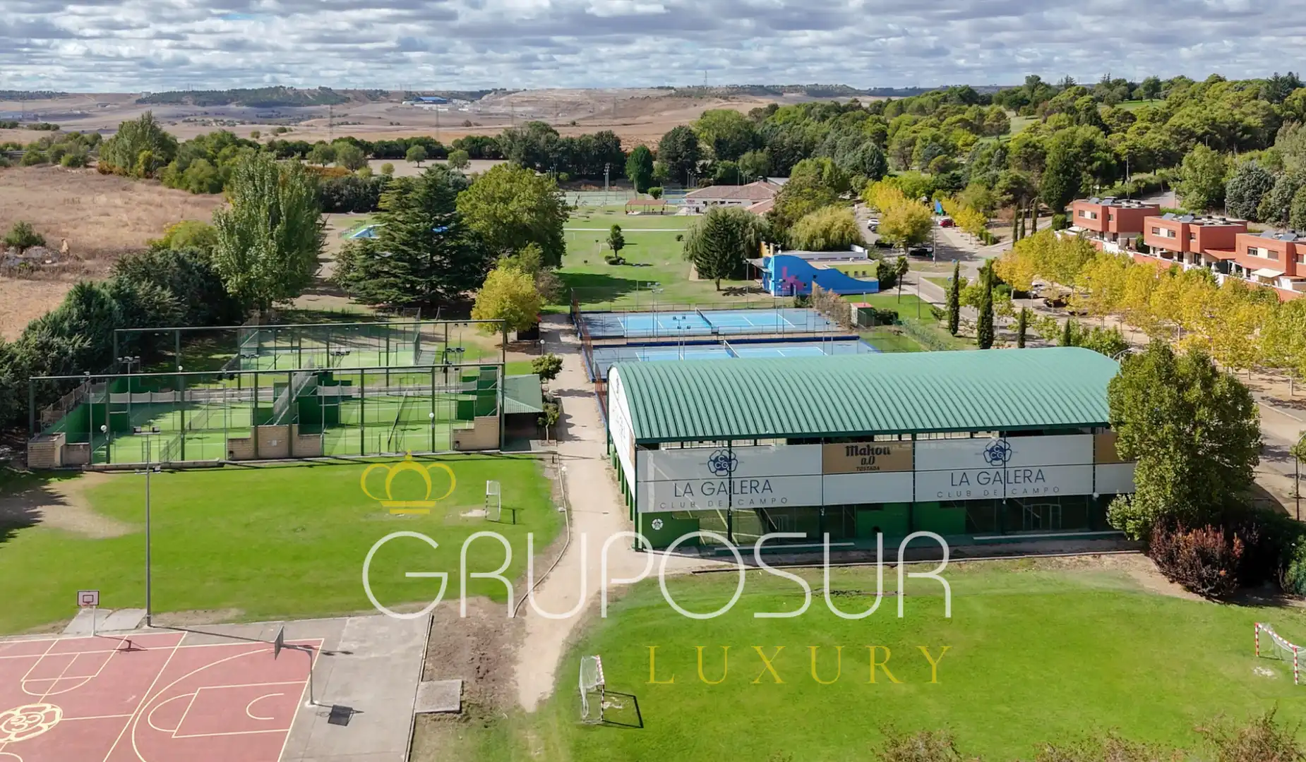 Außenansicht von Einfamilien-Reihenhaus zum Verkauf in Valladolid mit Klimaanlage, Heizung und Terrasse