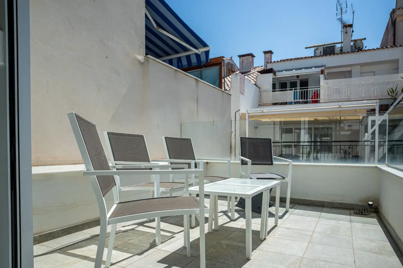 Terrasse von Einfamilien-Reihenhaus zum Verkauf in Sitges mit Klimaanlage, Heizung und Parkett