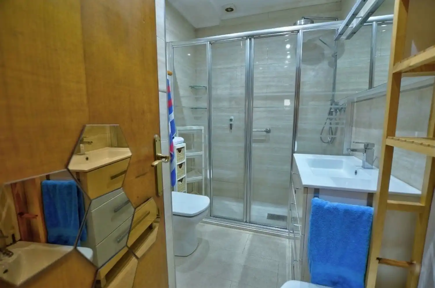 Bany de Casa o xalet en venda en Lena amb Calefacció, Terrassa i Traster