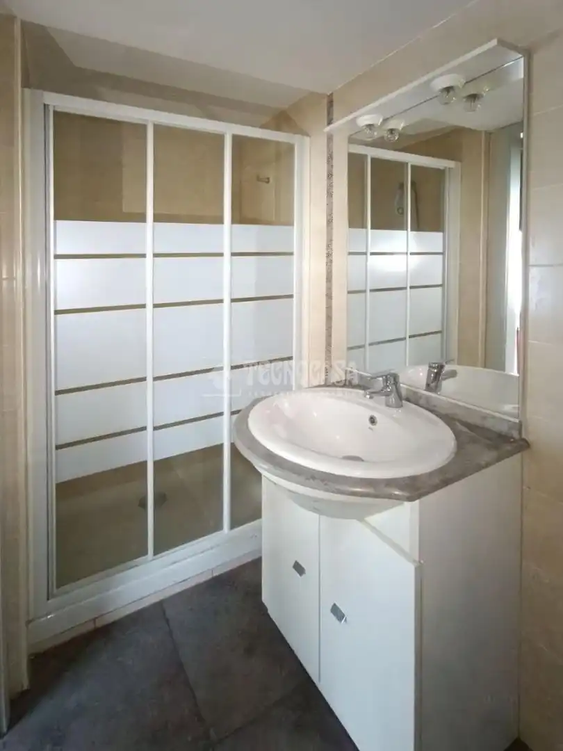 Badezimmer von Büro zum Verkauf in Zaragoza mit Heizung