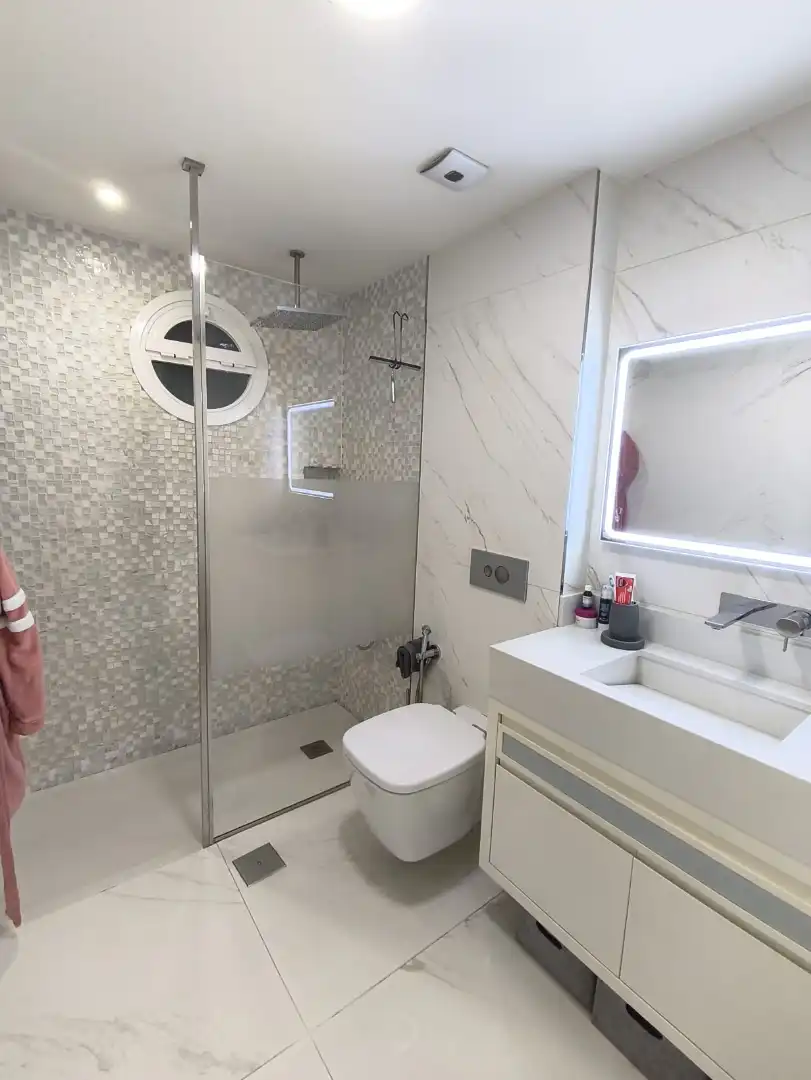 Bathroom of Flat for sale in Madrid  with Air Conditioner, Heating and Storage room