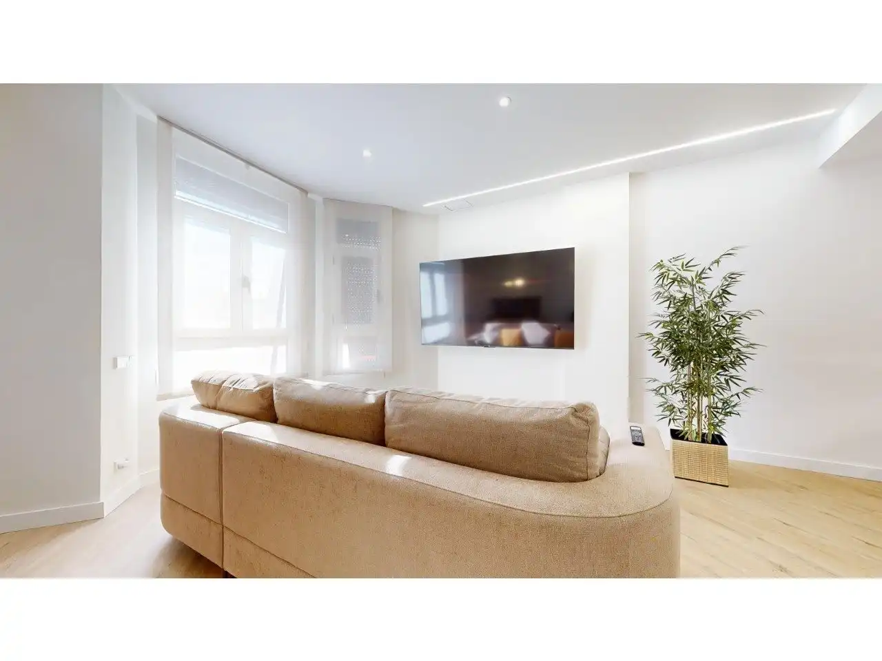 Living room of Flat for sale in Valencia  with Air Conditioner, Private garden and Storage room