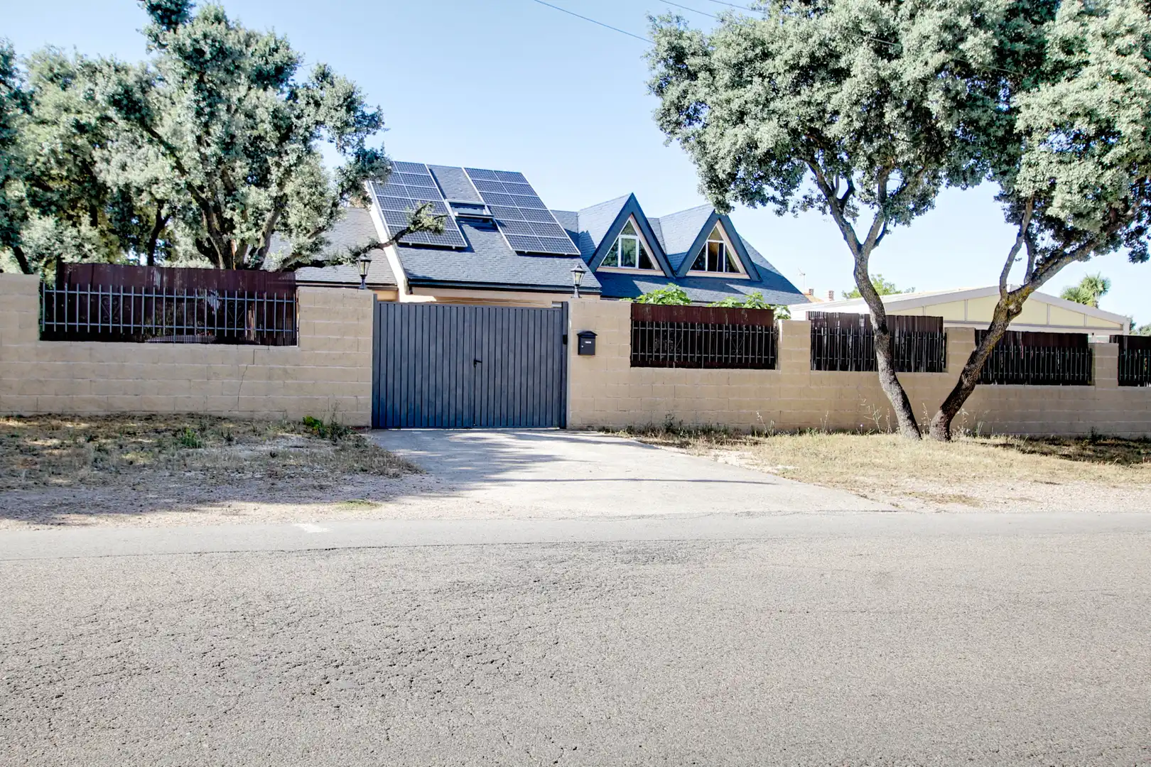 Vista exterior de Casa o xalet en venda en Nuevo Baztán amb Aire condicionat, Calefacció i Jardí privat