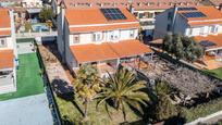 Vista exterior de Casa adosada en venda en Talamanca de Jarama amb Calefacció, Jardí privat i Terrassa