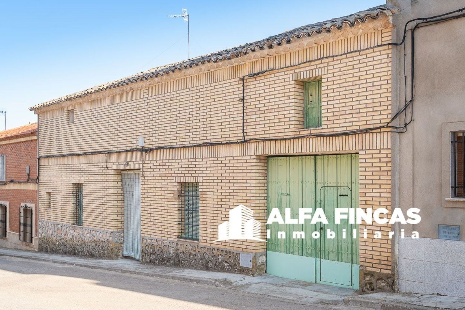 Vista exterior de Casa o xalet en venda en La Alberca de Záncara  amb Calefacció, Jardí privat i Traster