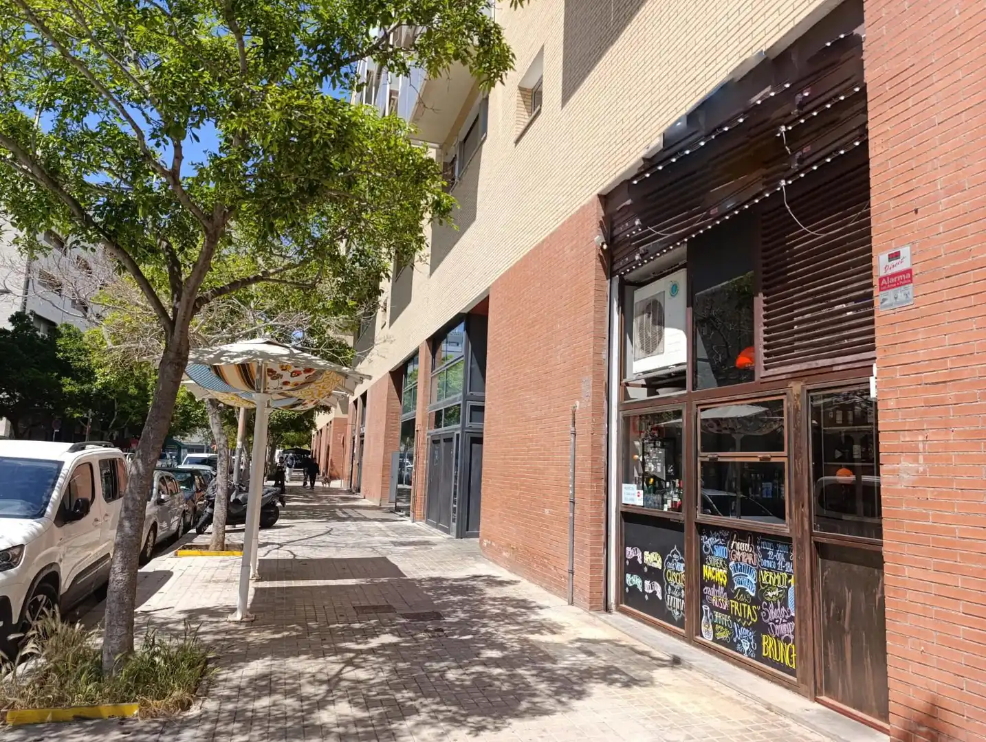 Vista exterior de Local en traspaso en Barcelona con Aire acondicionado, Internet y Alarma
