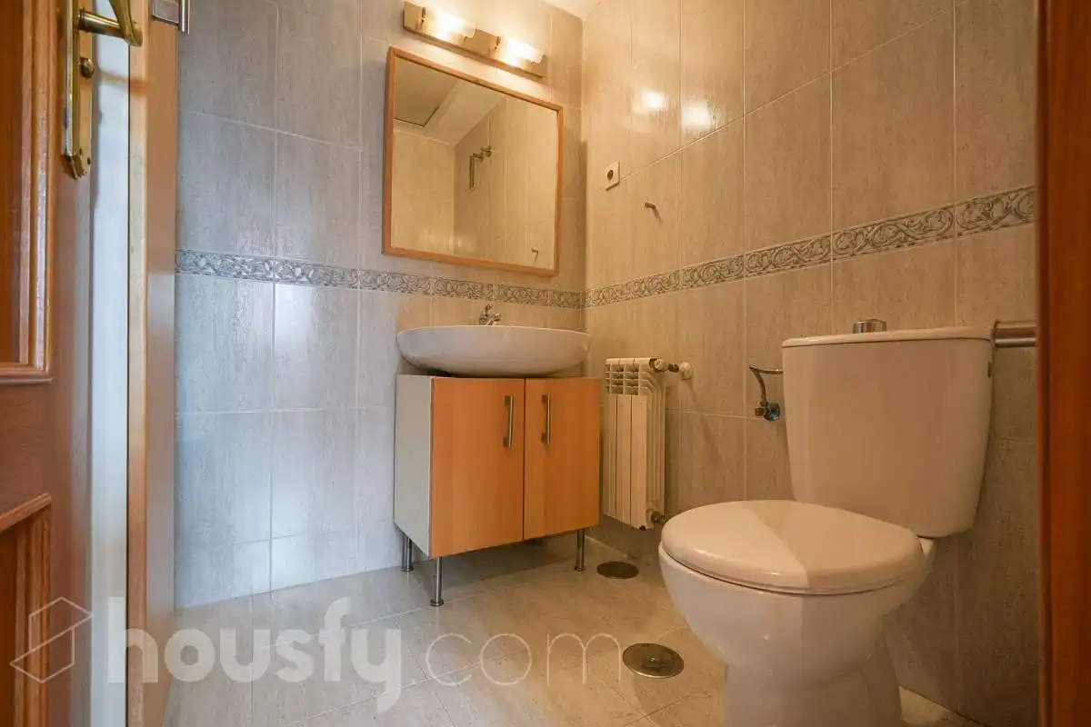 Bathroom of Flat for sale in Madrid  with Air Conditioner, Heating and Private garden