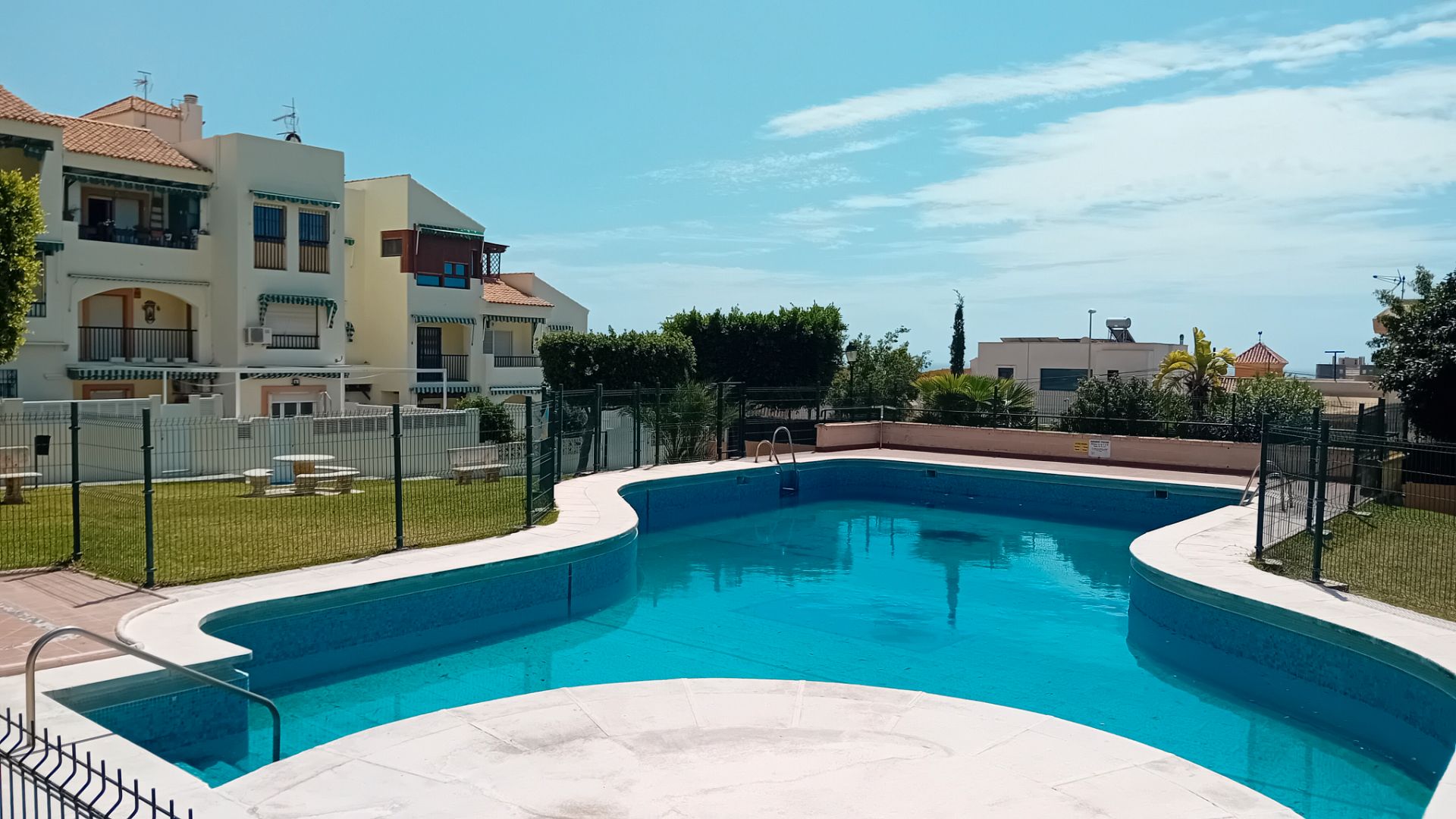 Piscina de Pis en venda en Roquetas de Mar amb Aire condicionat, Moblat i Rentadora