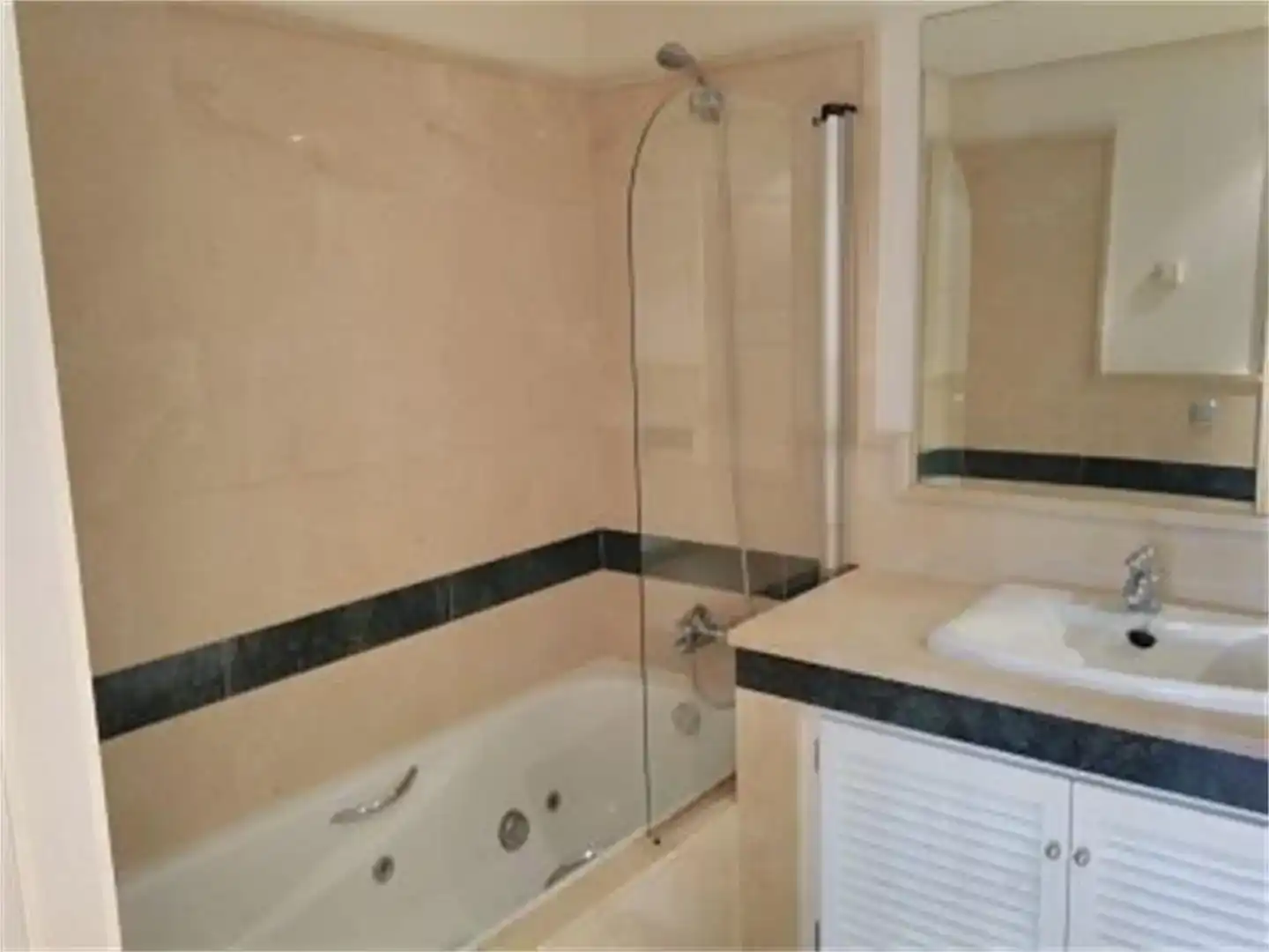 Baño de Apartamento en venta en Estepona con Aire acondicionado y Piscina
