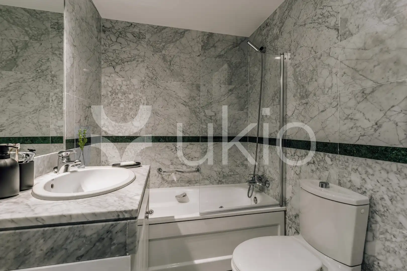 Bathroom of Apartments for rent in Madrid  with Air Conditioner, Heating and Furnished