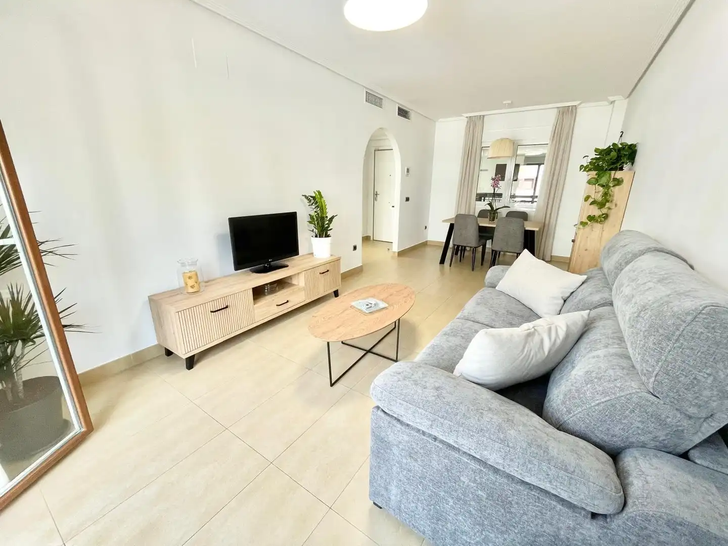 Sala d'estar de Apartament de lloguer en Los Alcázares amb Aire condicionat, Piscina i Moblat