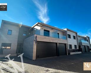 Exterior view of Single-family semi-detached for sale in Valladolid Capital  with Air Conditioner, Heating and Private garden