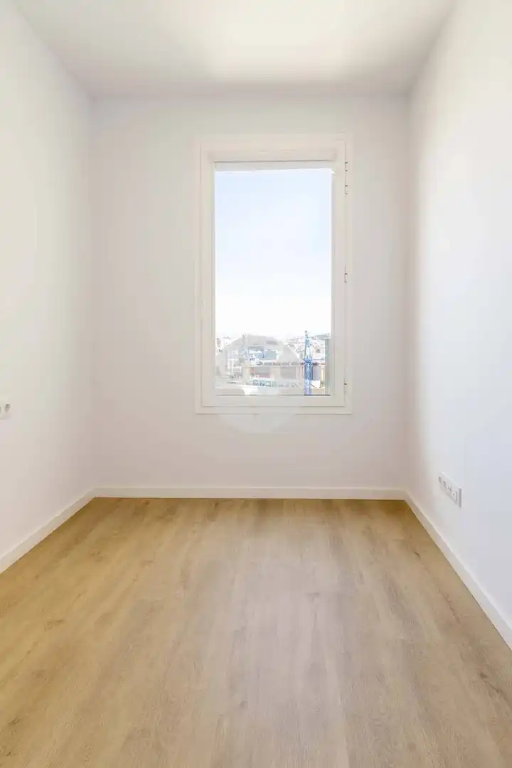 Dormitori de Pis de lloguer en L'Hospitalet de Llobregat amb Aire condicionat, Calefacció i Terrassa