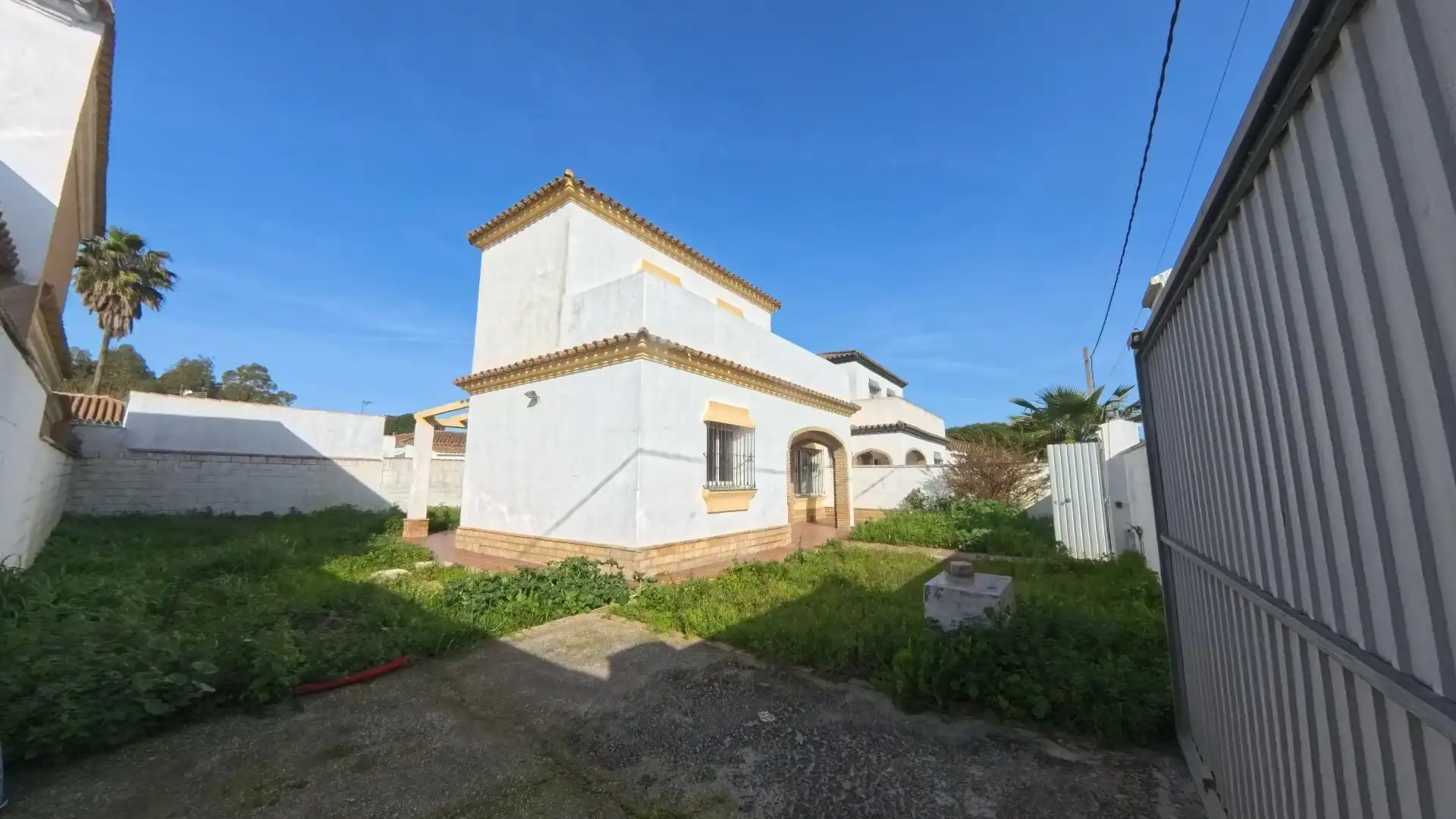 Vista exterior de Casa o xalet en venda en Chiclana de la Frontera amb Jardí privat i Terrassa