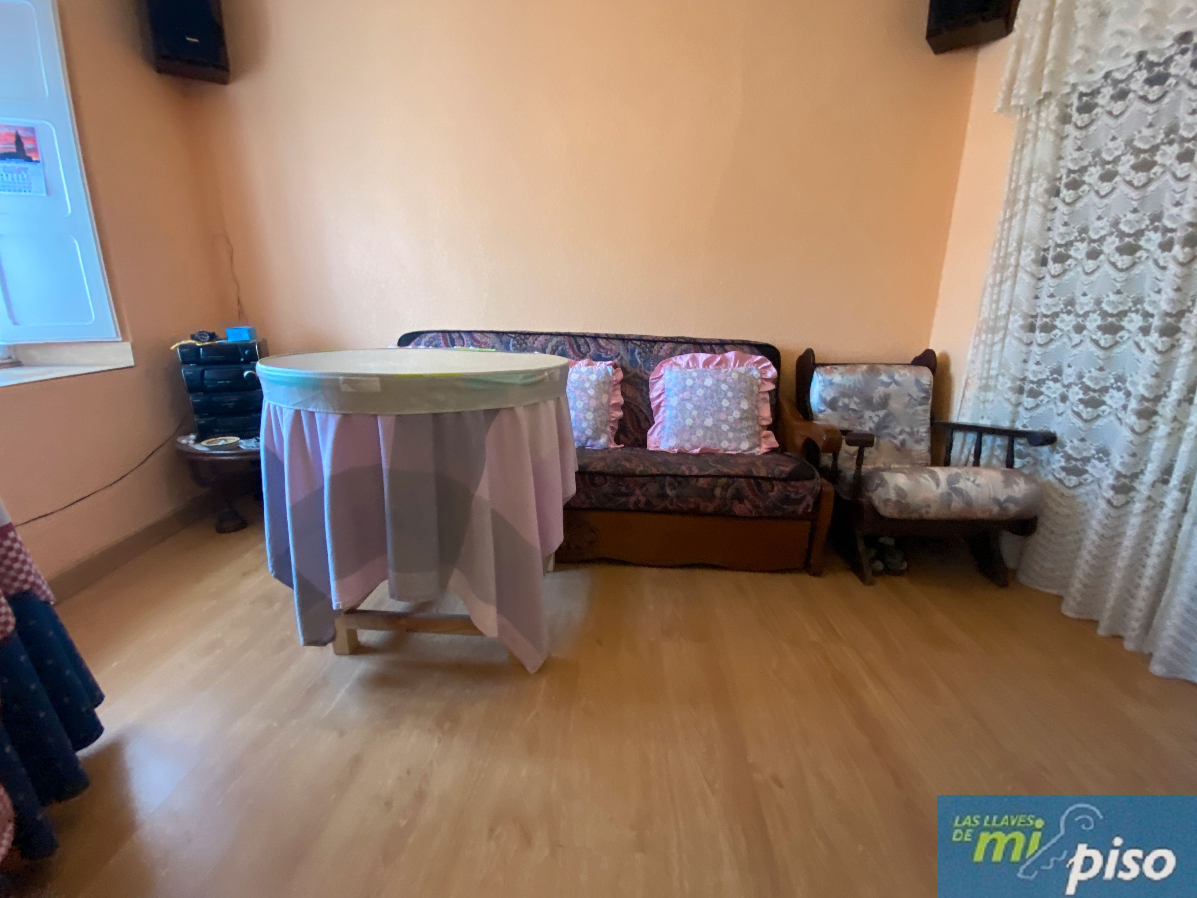 Sala d'estar de Casa o xalet en venda en Nava del Rey amb Jardí privat, Terrassa i Traster