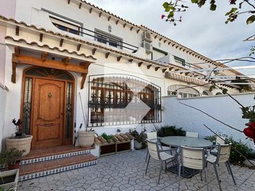Adosado con balcón en venta en Carrer Serra de Mariola