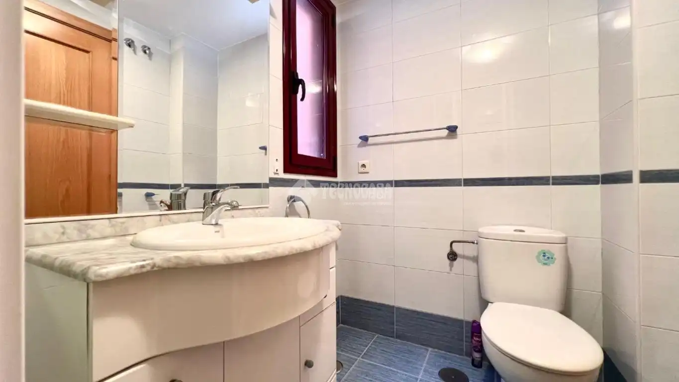 Bathroom of Flat for sale in Madrid  with Air Conditioner, Heating and Parquet flooring