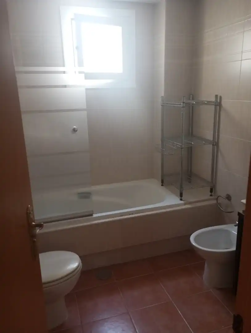 Badezimmer von Wohnung zur Miete in La Algaba mit Klimaanlage, Terrasse und Abstellraum