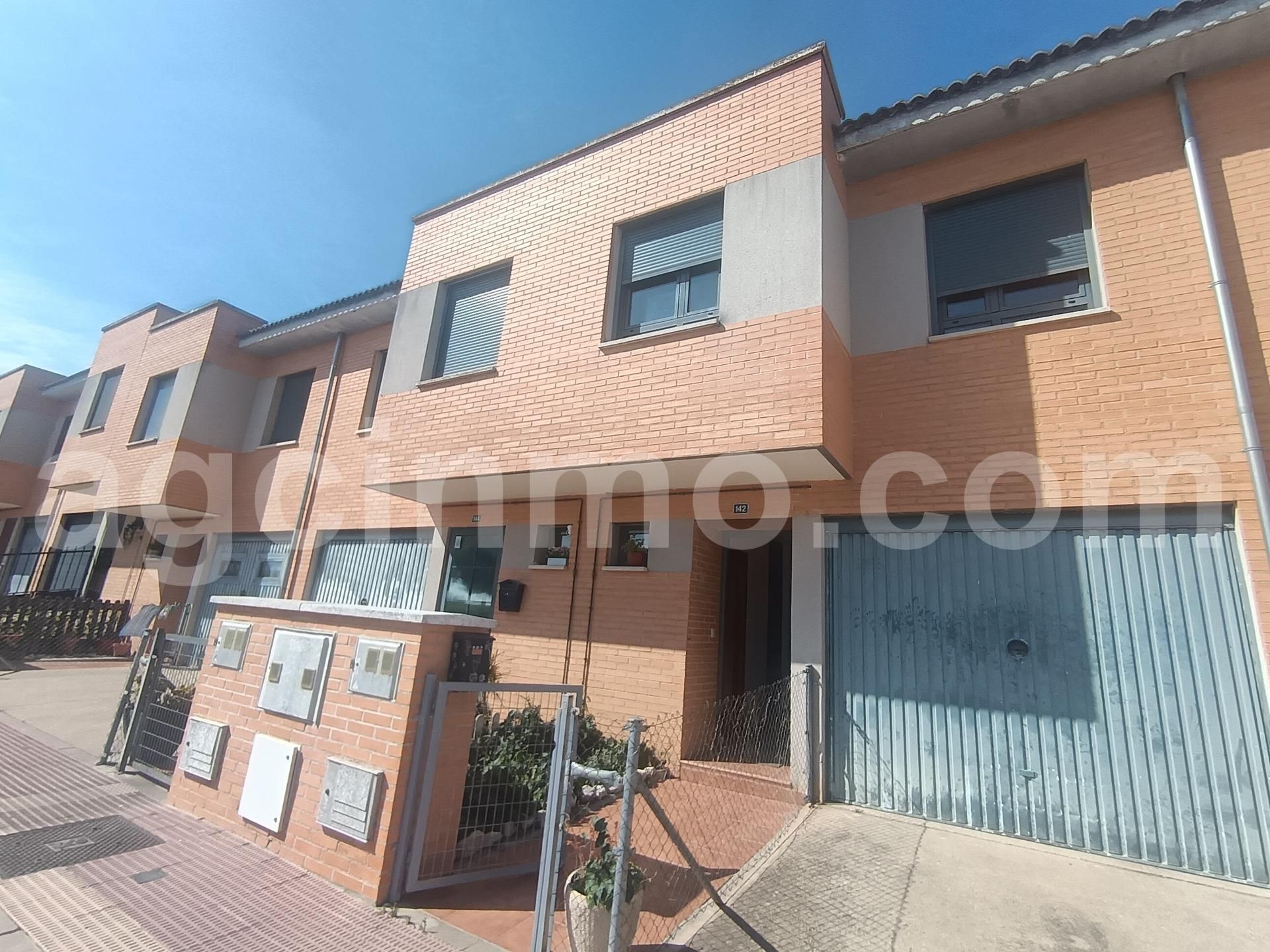 Vista exterior de Casa o xalet en venda en Cigales amb Calefacció, Traster i Piscina comunitària