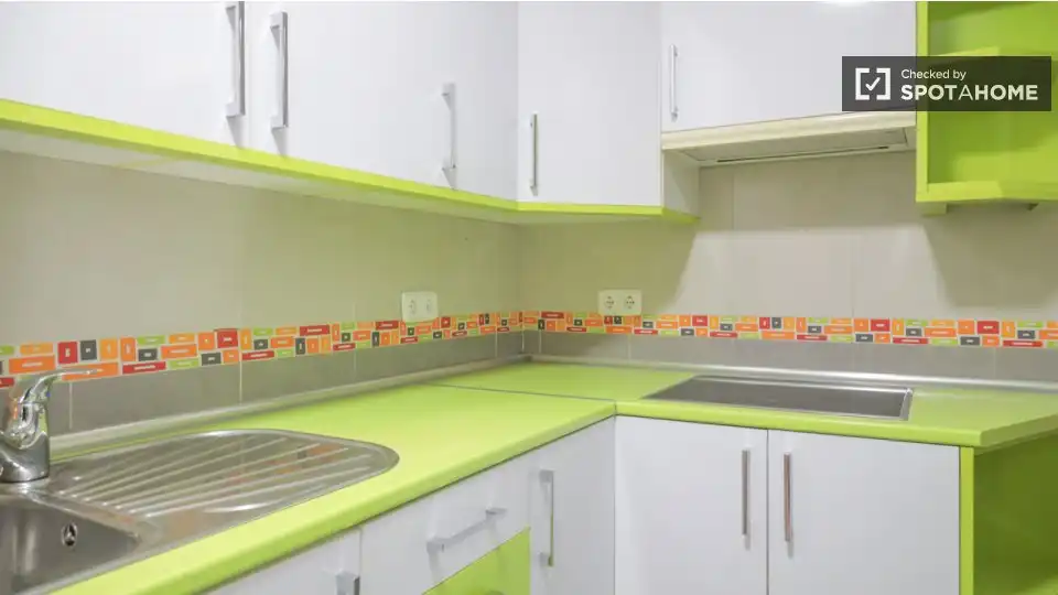 Cocina de Apartamento para compartir en Madrid con Aire acondicionado, Calefacción y Terraza