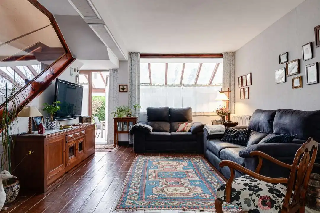 Sala d'estar de Casa adosada en venda en Donostia - San Sebastián  amb Aire condicionat, Calefacció i Jardí privat